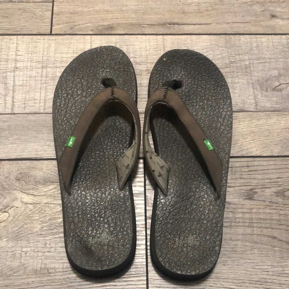 Sanuk yoga mat flips tops with dark brown straps & black accents zig zag front